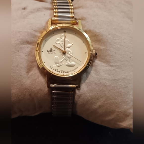 Vintage Lorus Walt Disney watch featuring Mickey Mouse - Picture 2 of 5